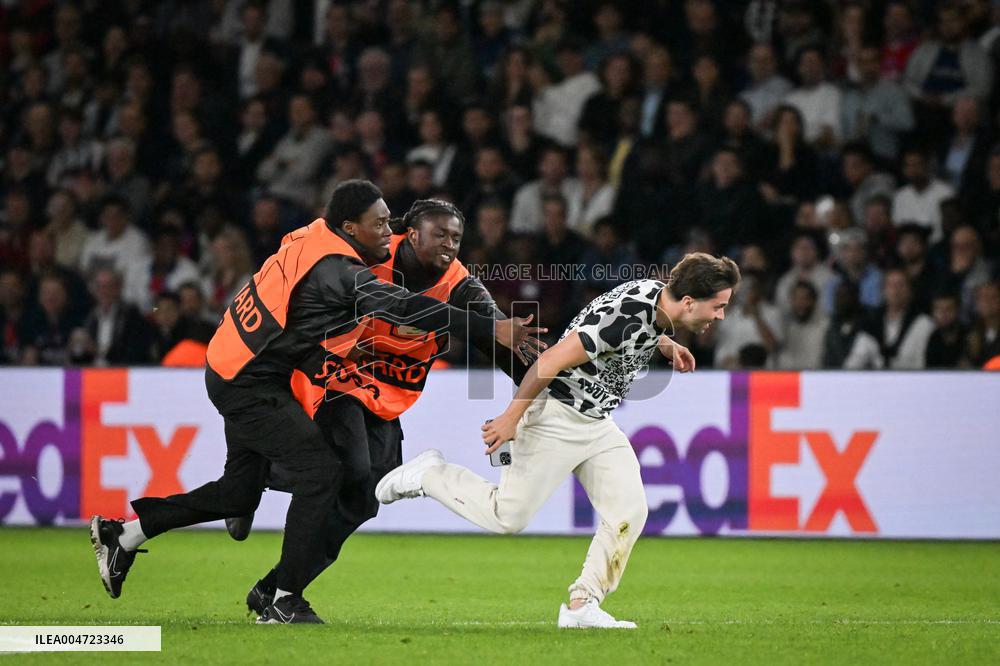 Champions League PSG vs Atalanta BC- Pitch invader - FA