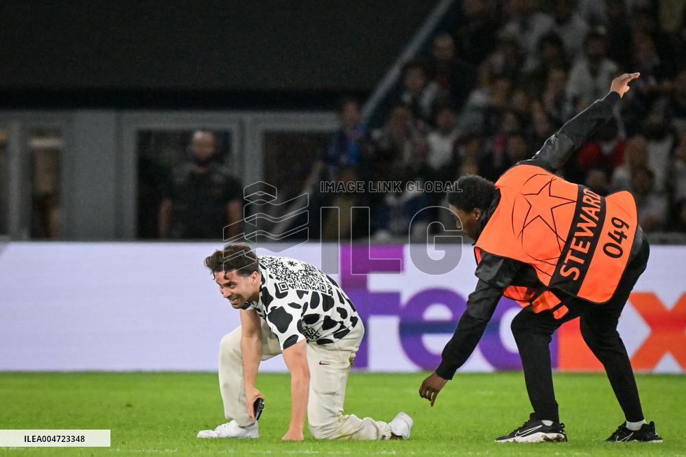 Champions League PSG vs Atalanta BC- Pitch invader - FA