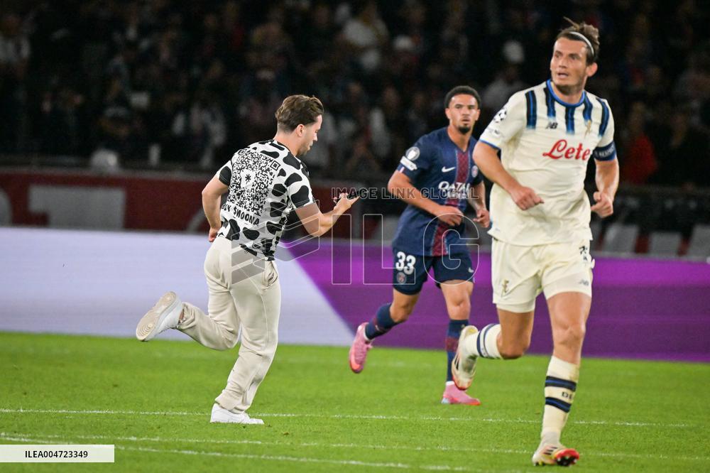 Champions League PSG vs Atalanta BC- Pitch invader - FA