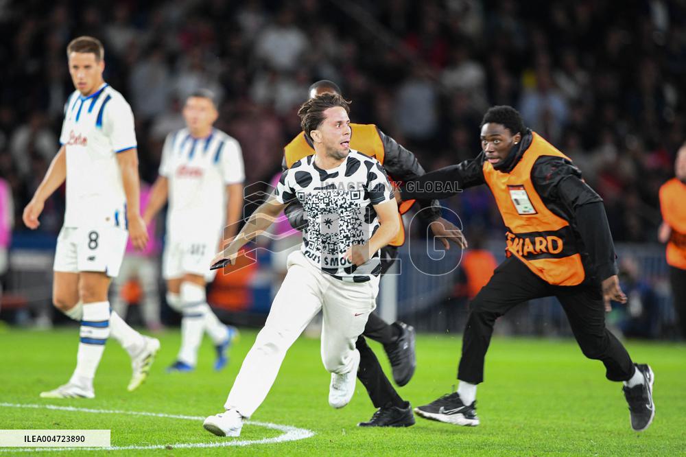 Champions League Match PSG vs Atalanta Pitch Invasion - Paris