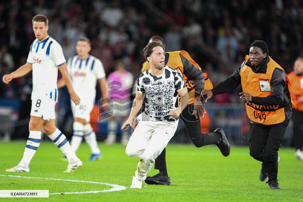 Champions League Match PSG vs Atalanta Pitch Invasion - Paris