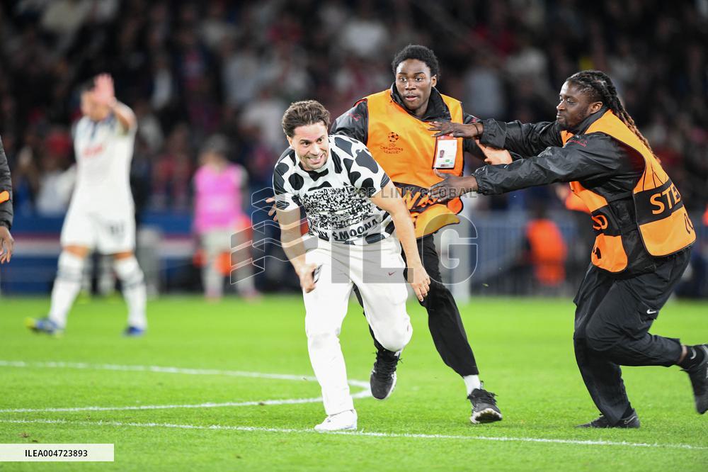 Champions League Match PSG vs Atalanta Pitch Invasion - Paris
