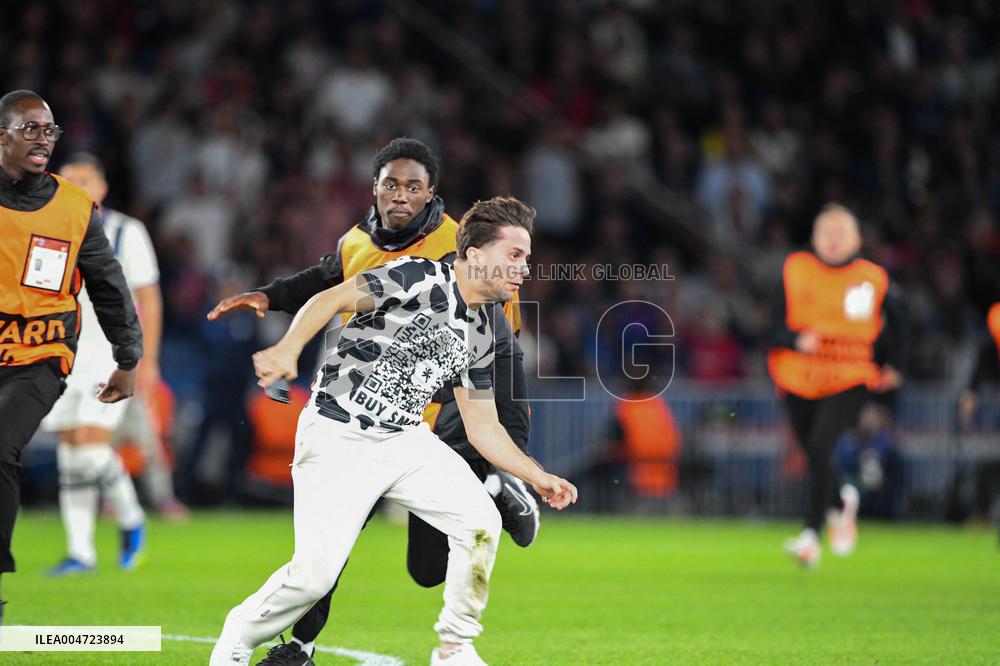 Champions League Match PSG vs Atalanta Pitch Invasion - Paris