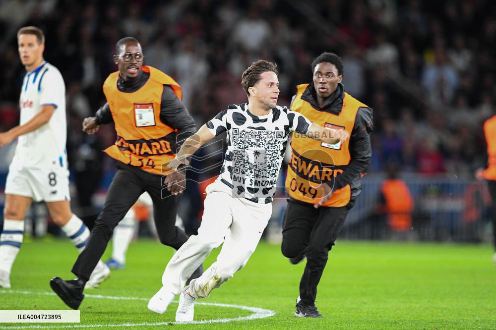 Champions League Match PSG vs Atalanta Pitch Invasion - Paris