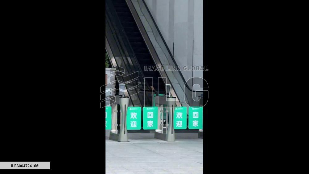 China: Dog Opens Sensor Door With Head Lift in Guangdong