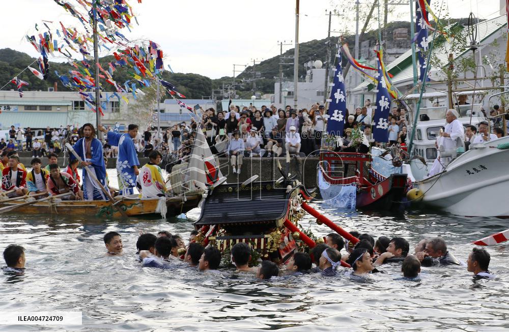 Purification ritual at western Japan shrine