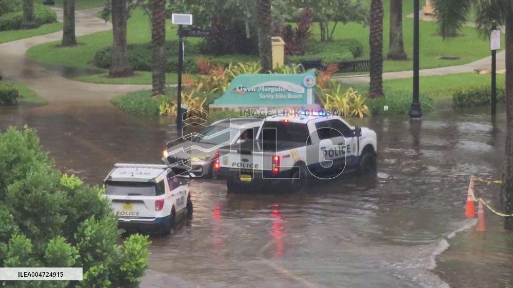 US: Heavy Rain Causes Flooding in Southern Florida, Prompting Weather Alerts 2
