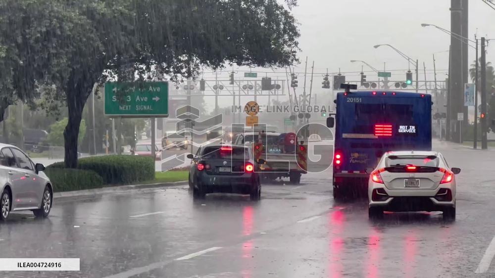 US: Heavy Rain Causes Flooding in Southern Florida, Prompting Weather Alerts