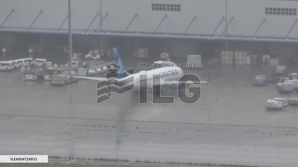 [Breaking News]United plane after emergency landing
