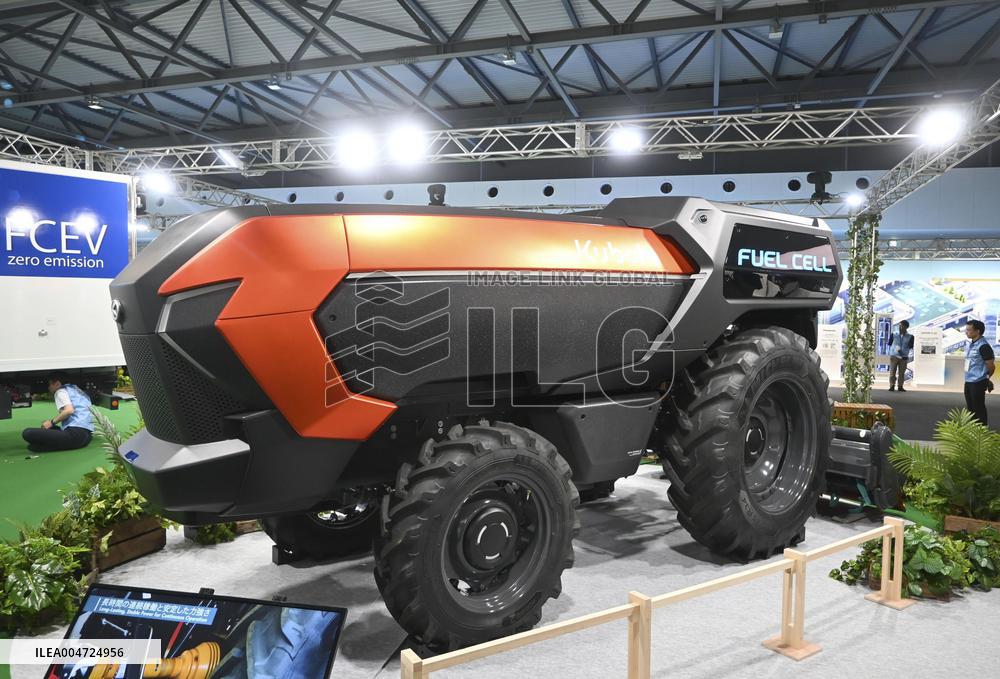 Self-driving, hydrogen-powered tractor at Osaka expo