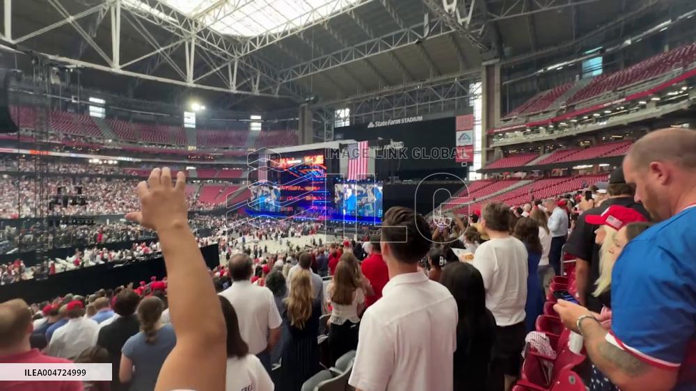 US: Thousands Attend Charlie Kirk Memorial Service in Glendale, AZ 3