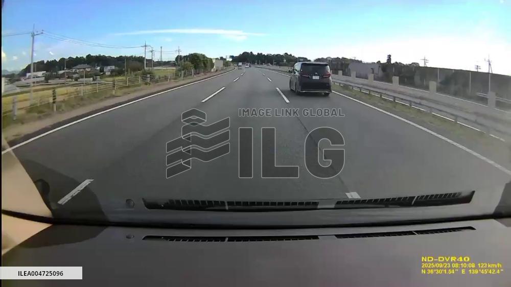 Japan: Dashcam Captures Truck Crash on Expressway, Cargo Flies into Opposite Lane
