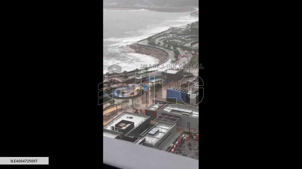 Hong Kong: Huge Waves Pound Coastline as Typhoon Ragasa Sweeps Past