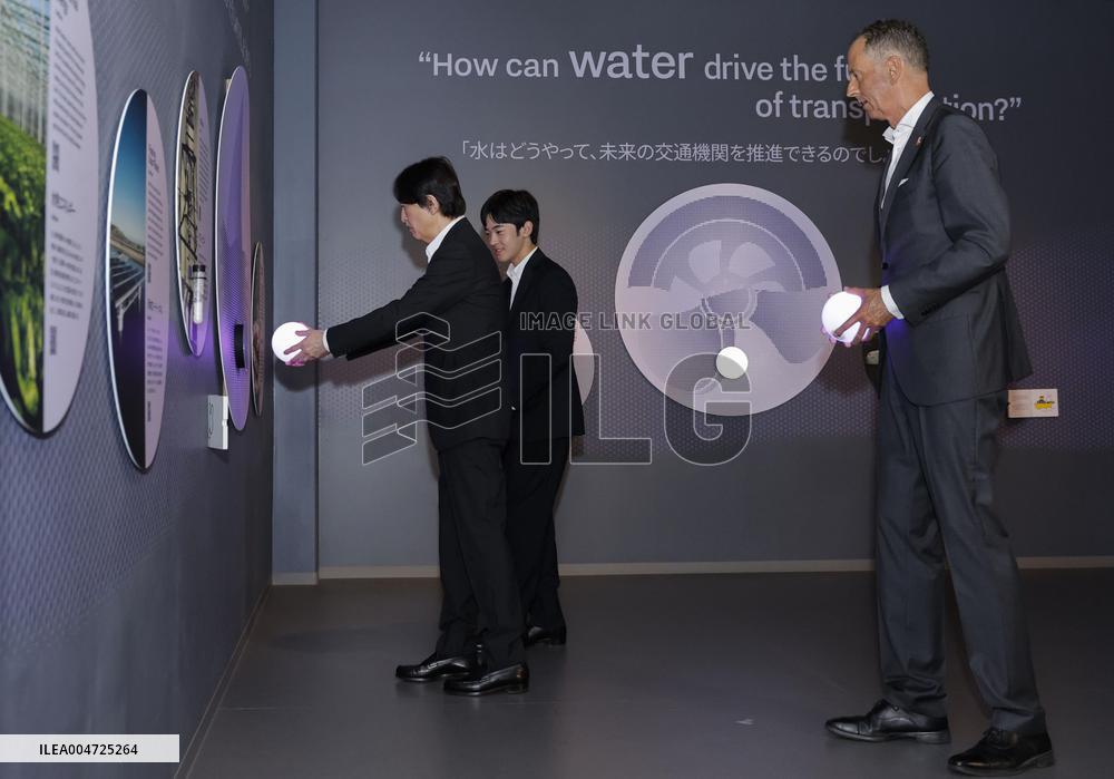 Princes visit Osaka expo