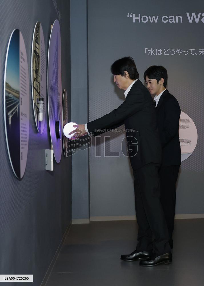 Princes visit Osaka expo