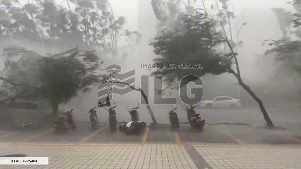 China: Powerful Wind Bends Trees and Knocks Over Scooters in Guangzhou
