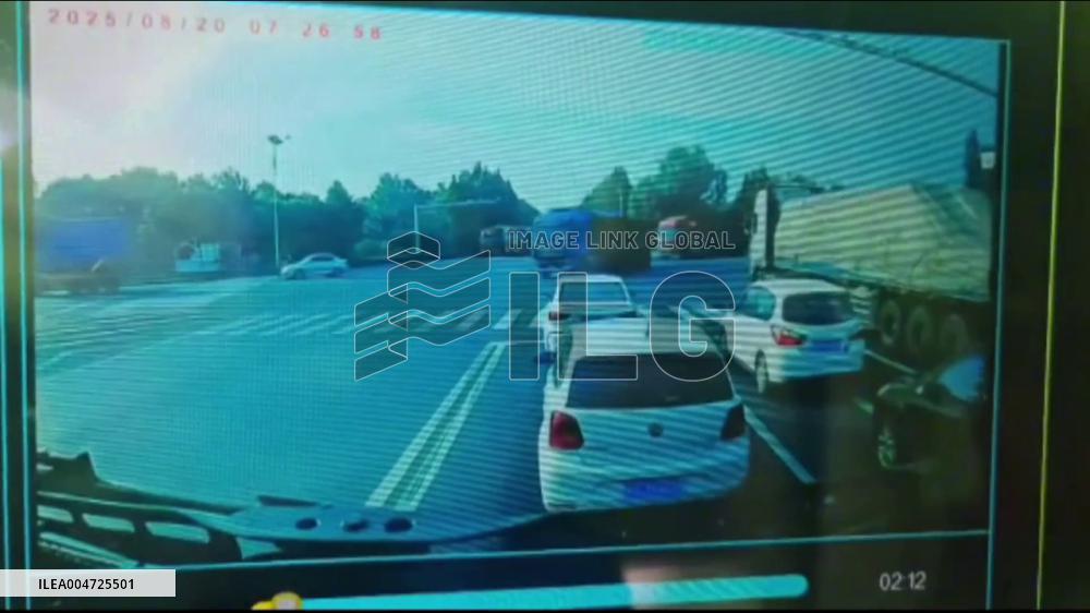 China: Truck Collides With Car After Wrong-Lane Turn in Liaoning