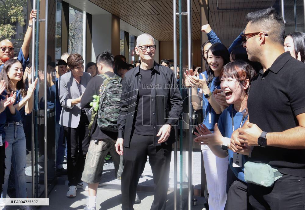 Apple flagship store reopens in Tokyo Ginza area