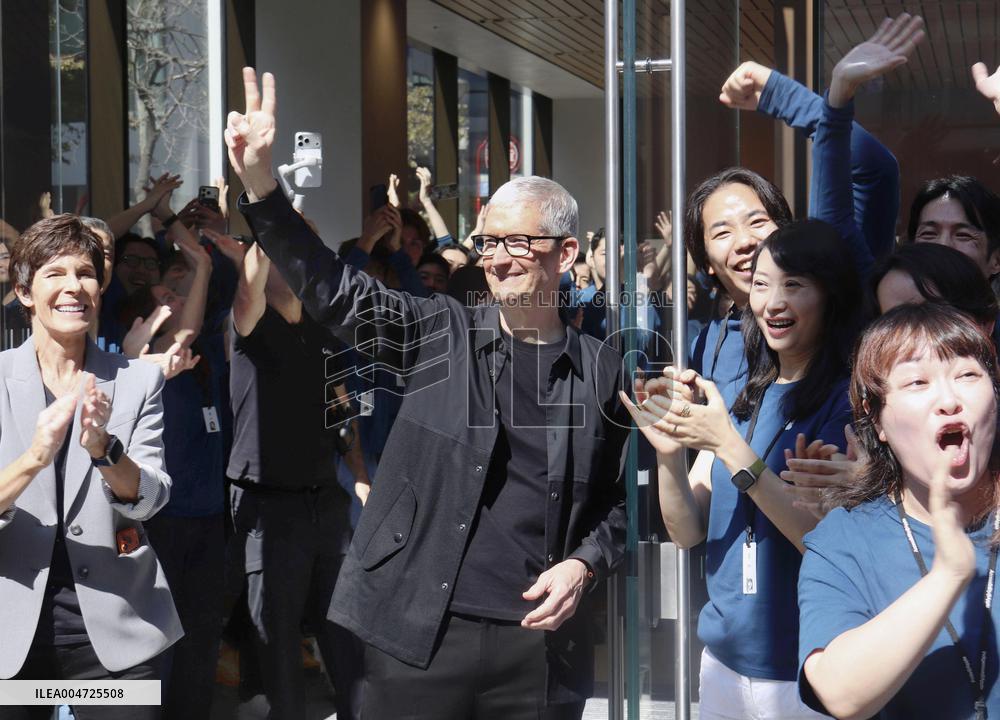 Apple flagship store reopens in Tokyo Ginza area