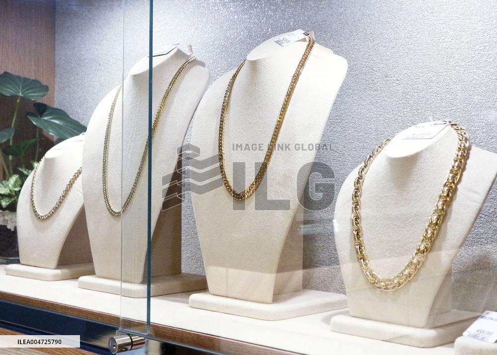 Gold prices top 20,000 yen per gram