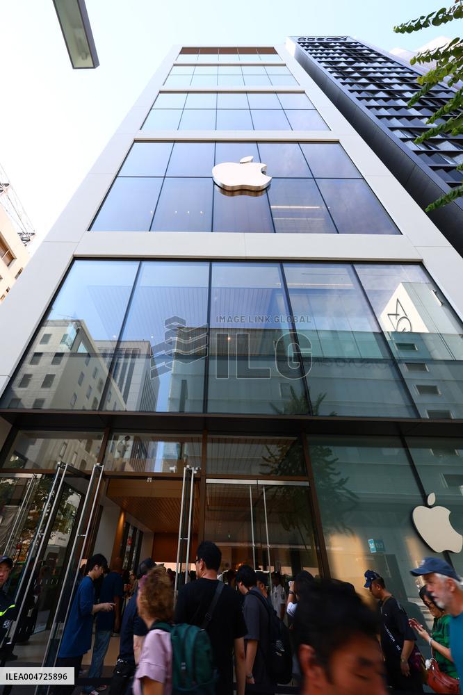 Apple Ginza exterior, logo, and signage