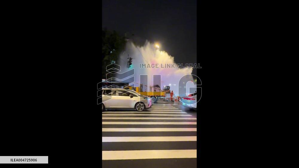 China: Excavator Breaks Water Pipe, Huge Fountain Erupts in Nanjing