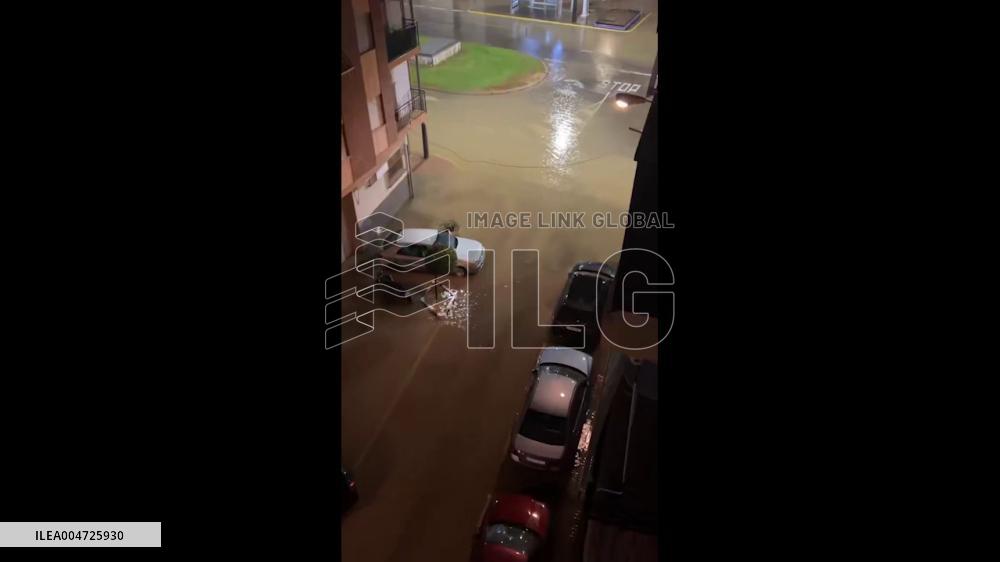 Spain: Storm Gabrielle Hits Wide Area – Streets Submerged, Cars Swept Away 3