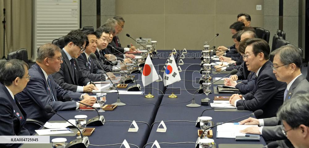 Japan-S. Korea summit in Busan