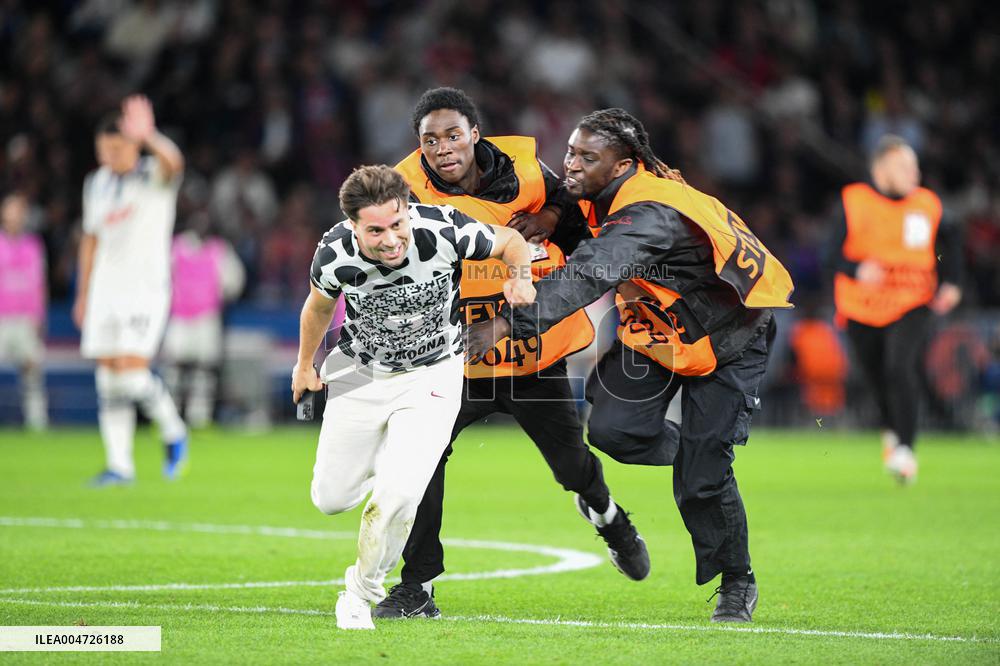 Champions League Match PSG vs Atalanta Pitch Invasion - Paris
