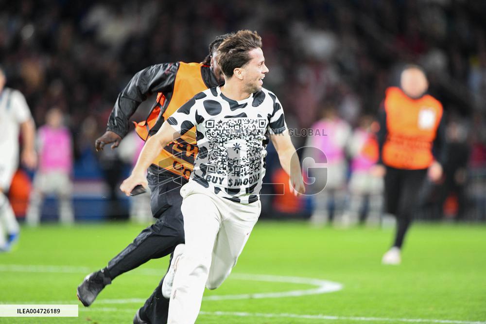 Champions League Match PSG vs Atalanta Pitch Invasion - Paris