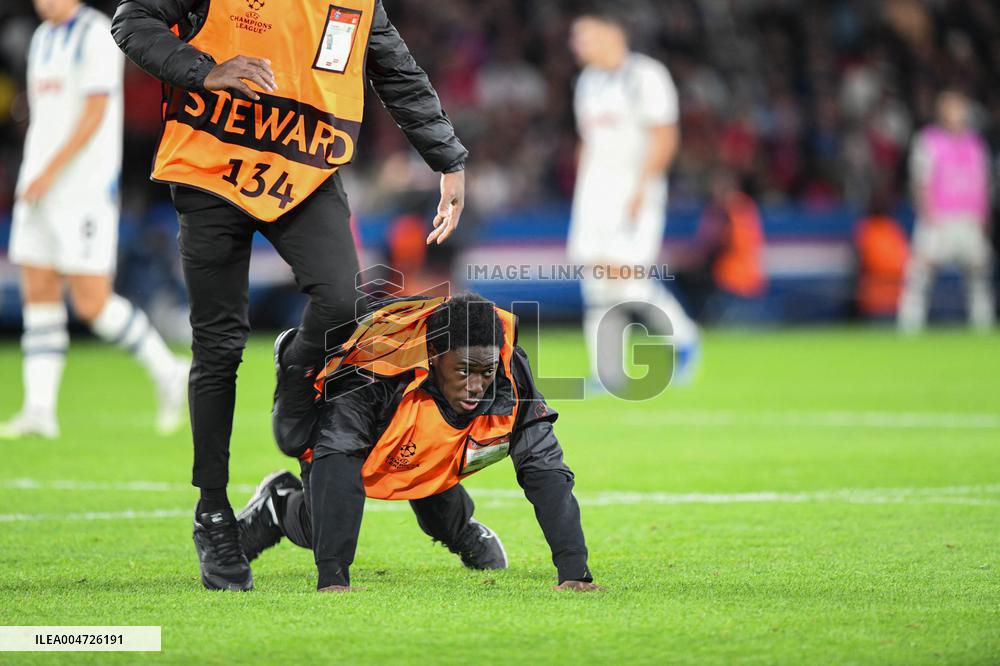 Champions League Match PSG vs Atalanta Pitch Invasion - Paris