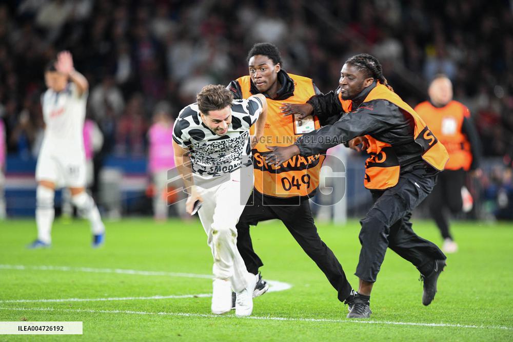 Champions League Match PSG vs Atalanta Pitch Invasion - Paris