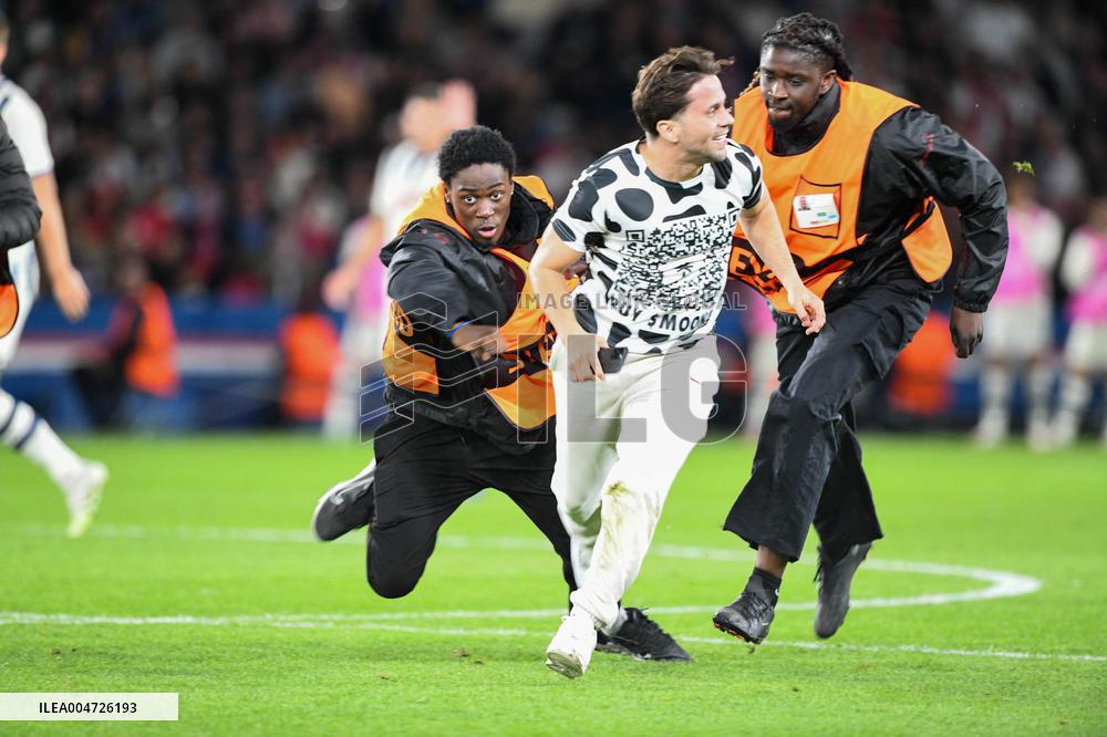 Champions League Match PSG vs Atalanta Pitch Invasion - Paris