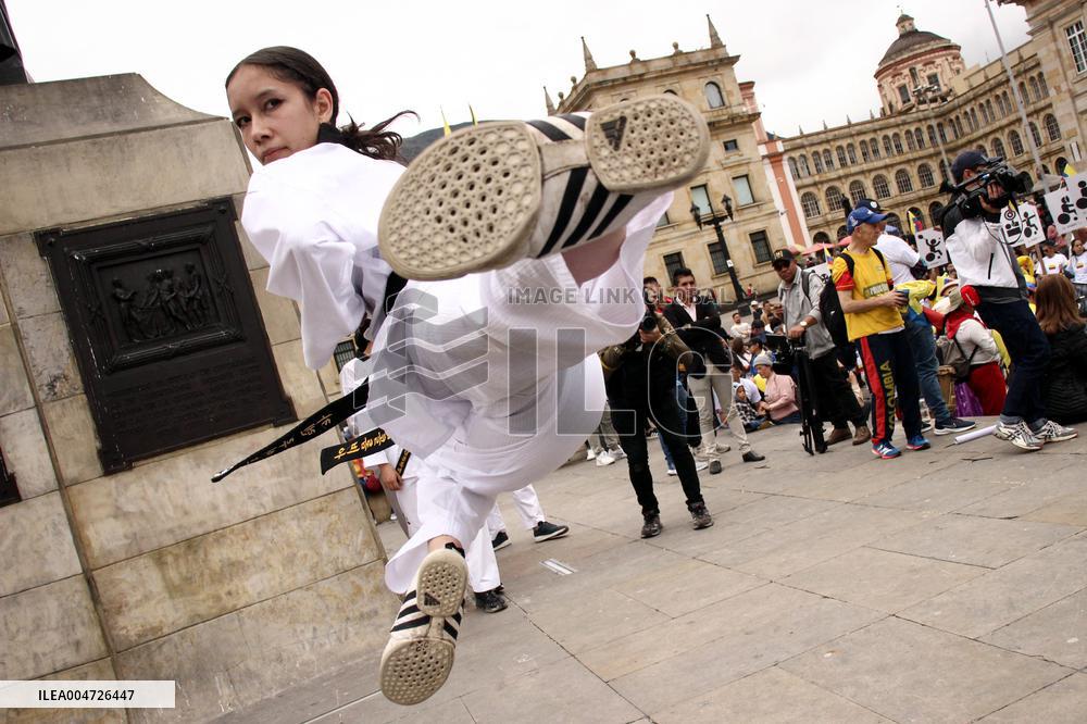 Athletes demonstrate Against Cut in the 2026 Budget of Colombia's Ministery of Sports