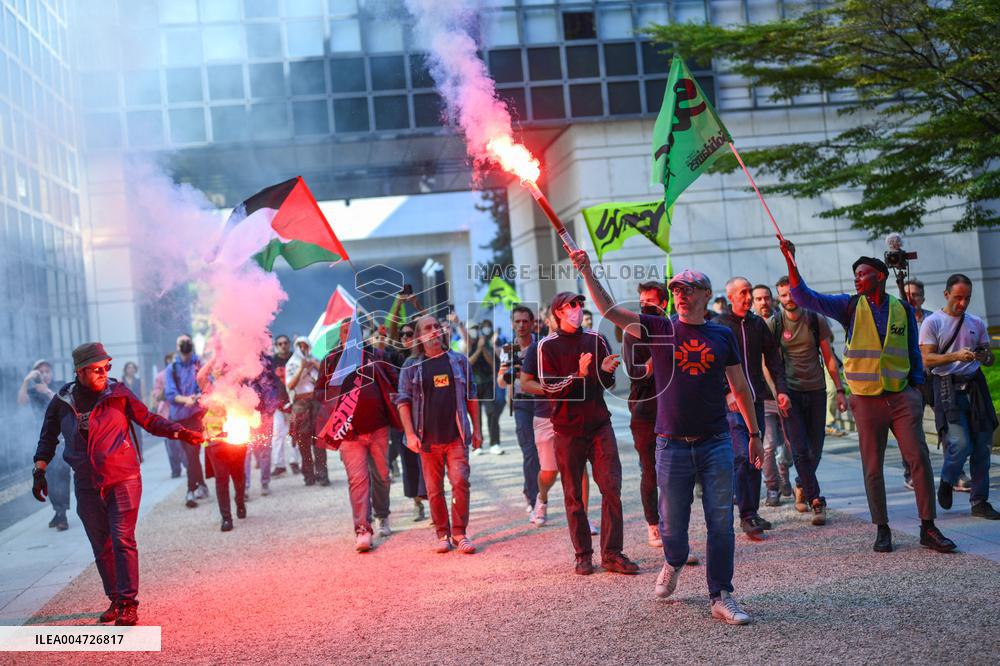 Railway Unions Protesters Inside Bercy - Paris