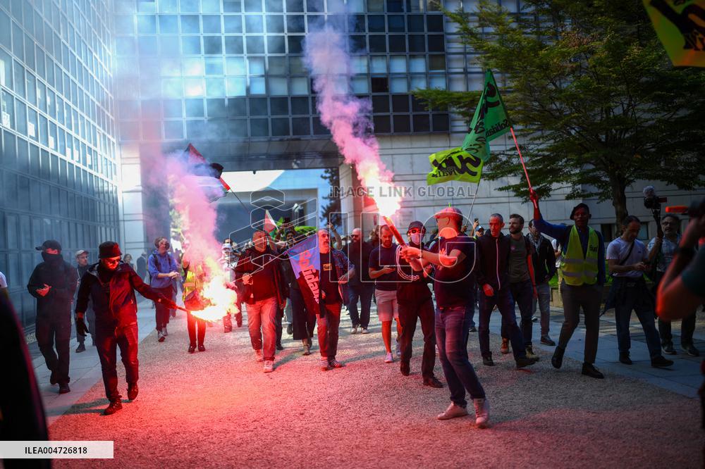 Railway Unions Protesters Inside Bercy - Paris
