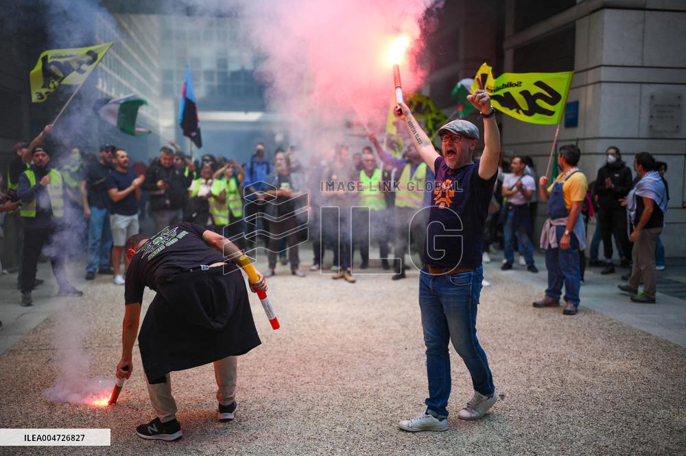 Railway Unions Protesters Inside Bercy - Paris