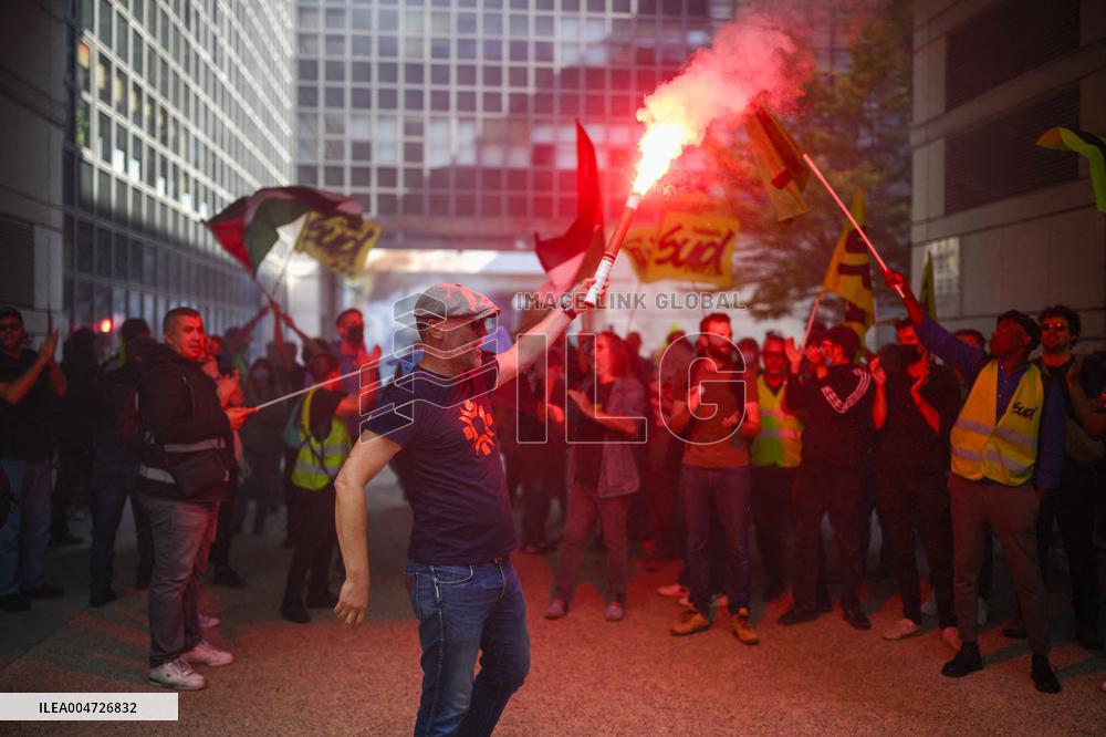 Railway Unions Protesters Inside Bercy - Paris