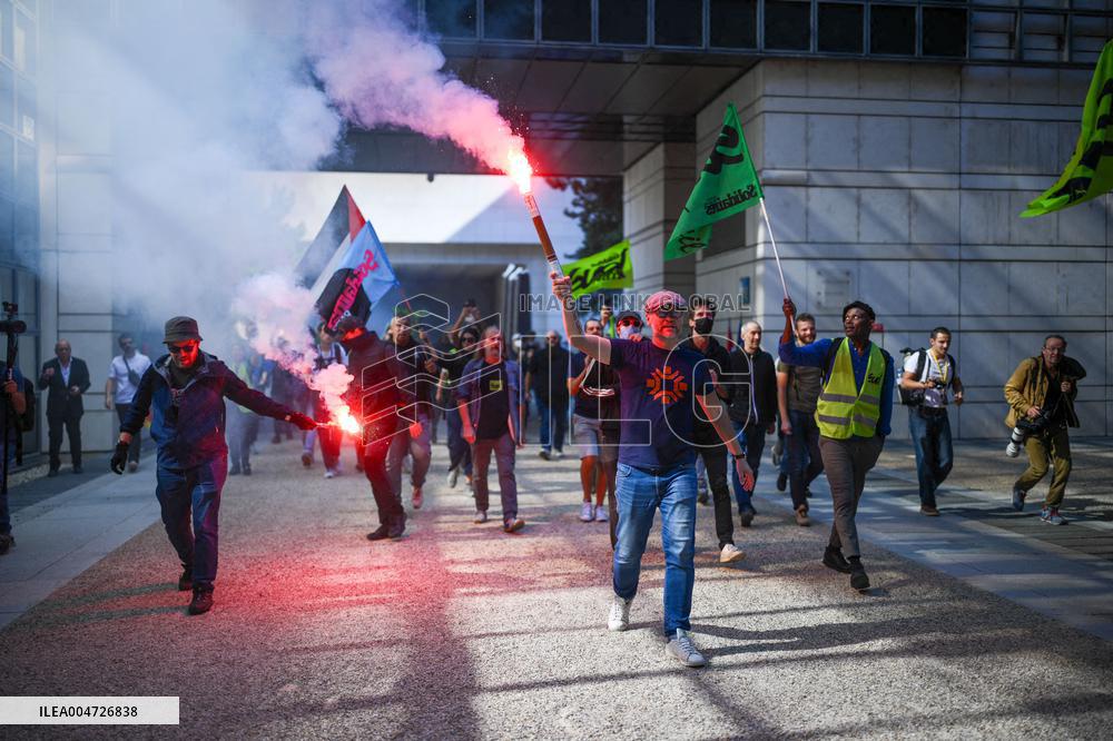 Railway Unions Protesters Inside Bercy - Paris