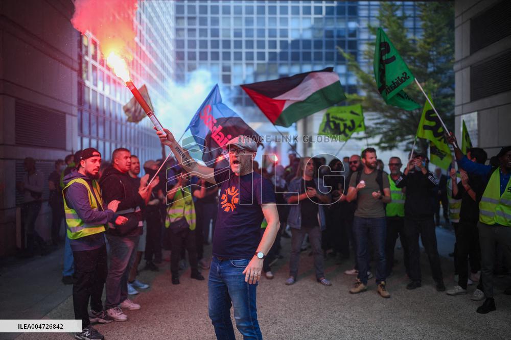 Railway Unions Protesters Inside Bercy - Paris