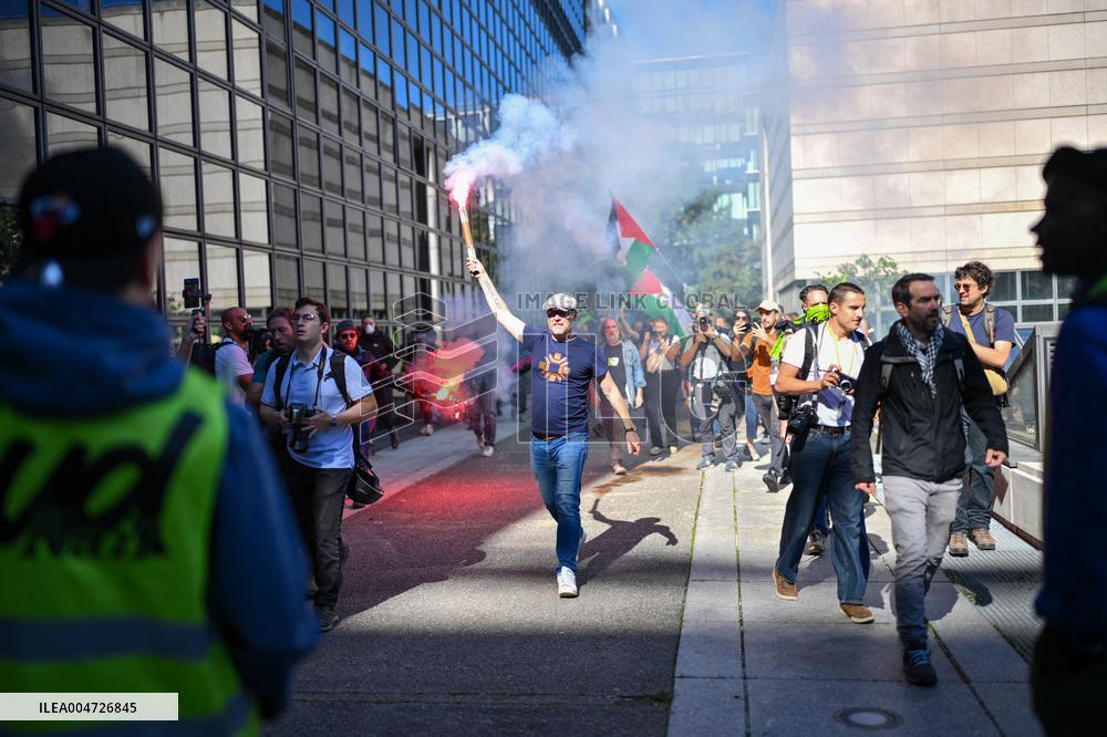 Railway Unions Protesters Inside Bercy - Paris
