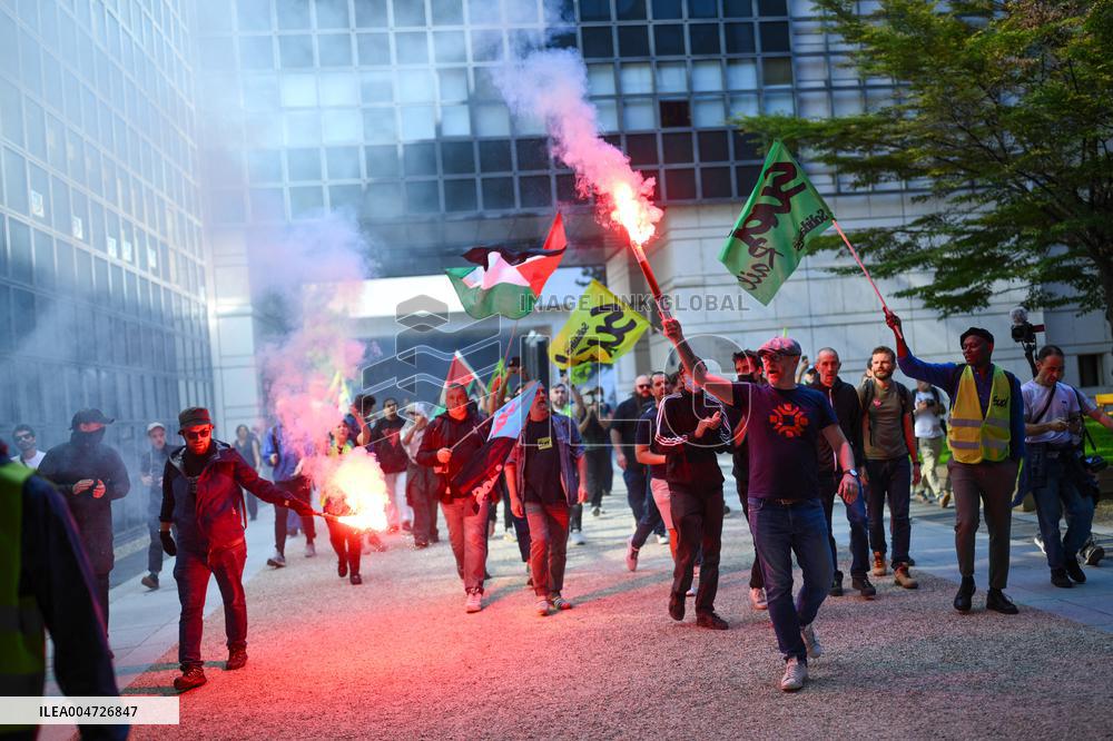 Railway Unions Protesters Inside Bercy - Paris