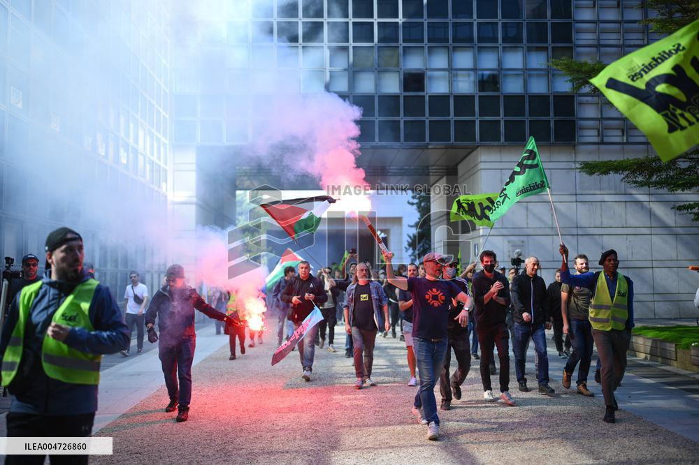 Railway Unions Protesters Inside Bercy - Paris
