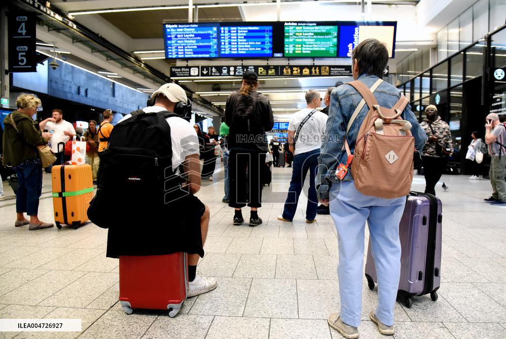 Transport Strike At Montparnasse Railway Station - Paris