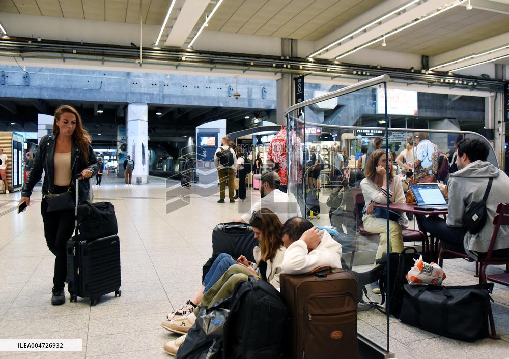 Transport Strike At Montparnasse Railway Station - Paris