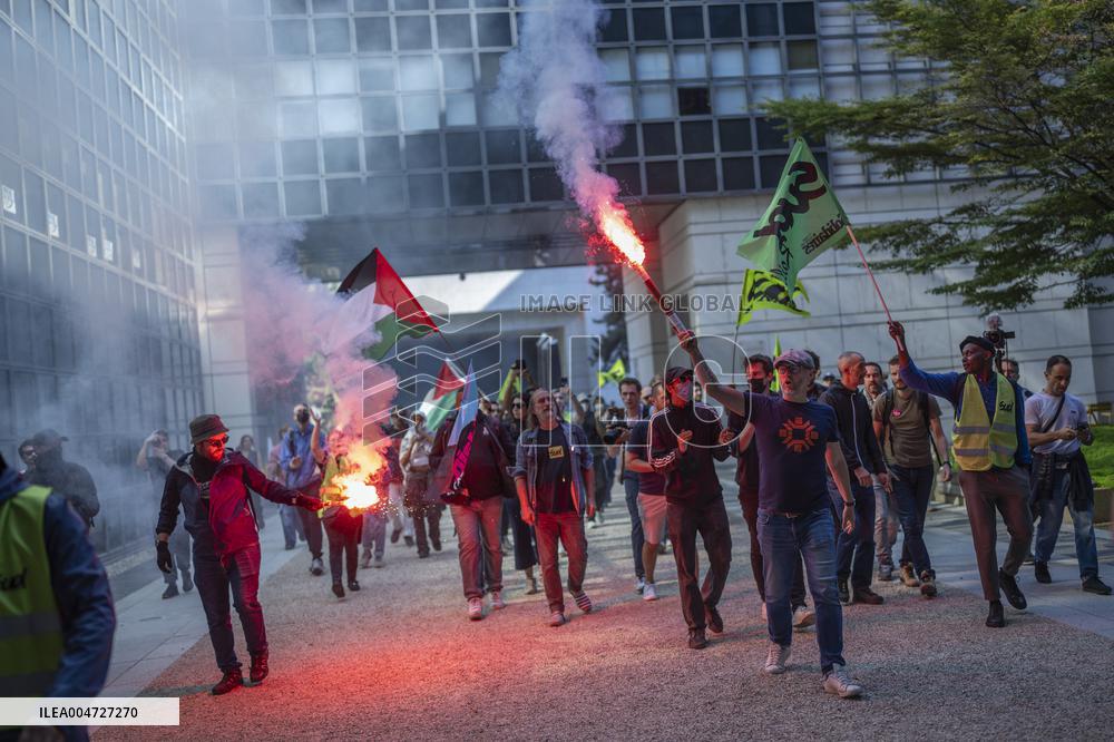 Railway Unions Protesters Inside Bercy - Paris