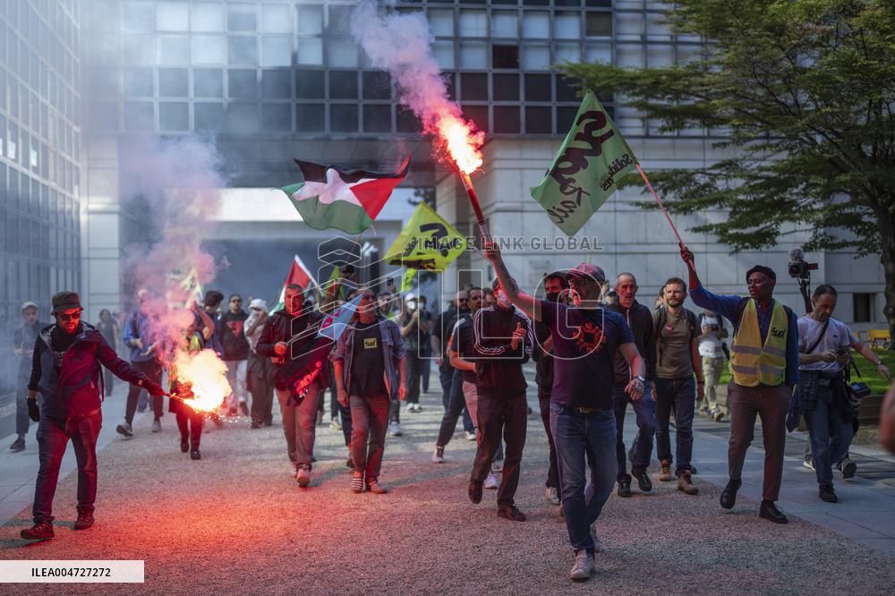 Railway Unions Protesters Inside Bercy - Paris