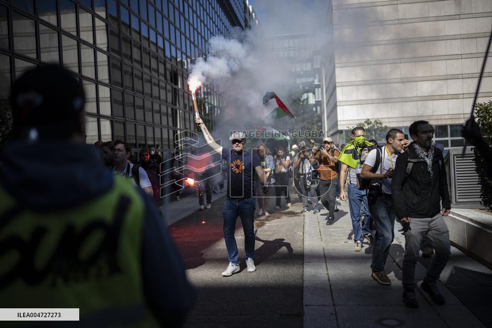 Railway Unions Protesters Inside Bercy - Paris