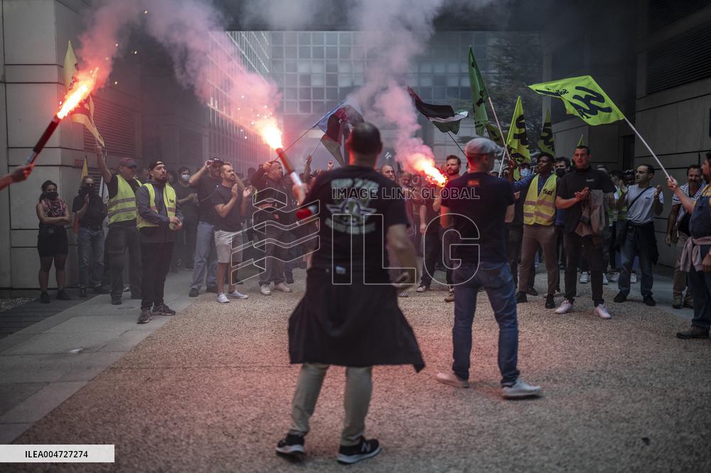 Railway Unions Protesters Inside Bercy - Paris