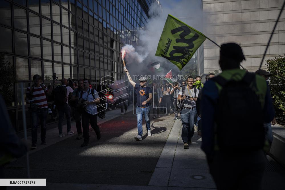 Railway Unions Protesters Inside Bercy - Paris